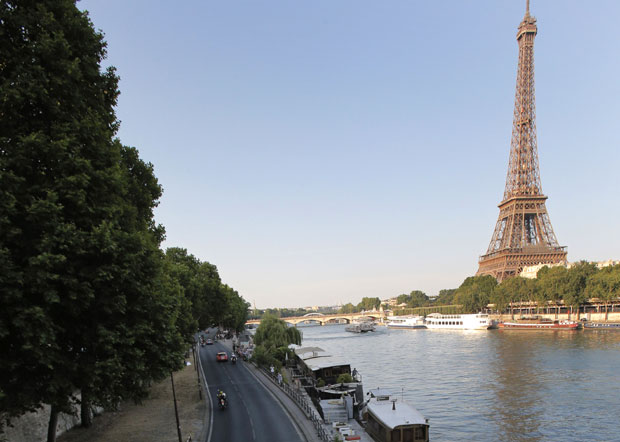 Са Милетом су одлазили, а Мишу их дочекивао у Граду светлости: Долазак и испраћај у плавој боји